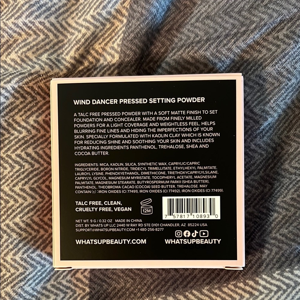 Wind Dancer Pressed Setting Powder - Black - Picture 2 of 3
